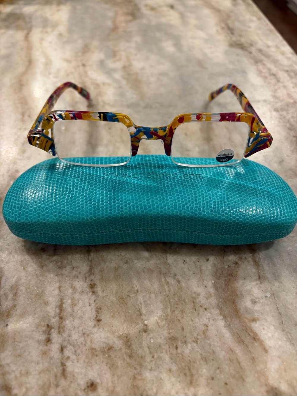 NWT eyebobs Rectangular 2.5 Reading Glasses “WHO NOSE” with branded case